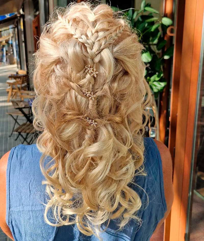 Recogido entrenza y pelo rizado