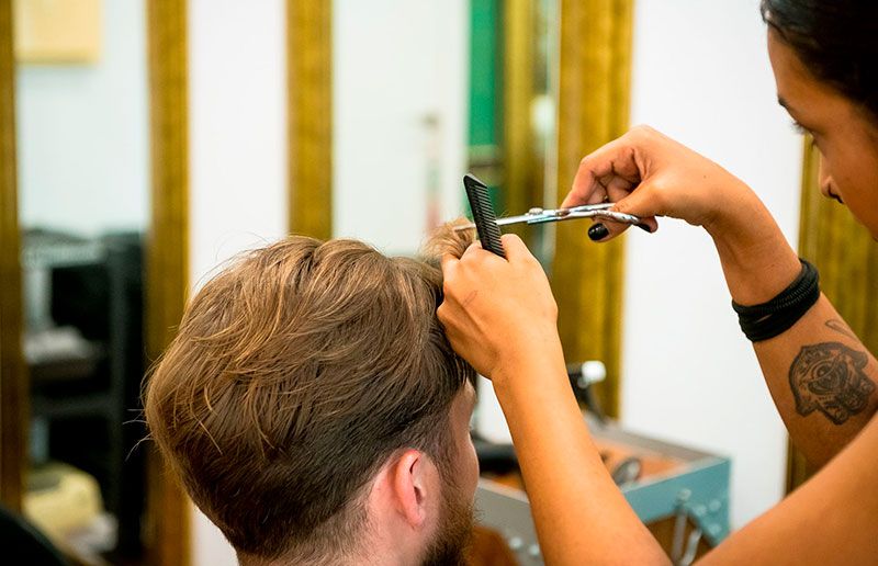 Peluquera cortando pelo