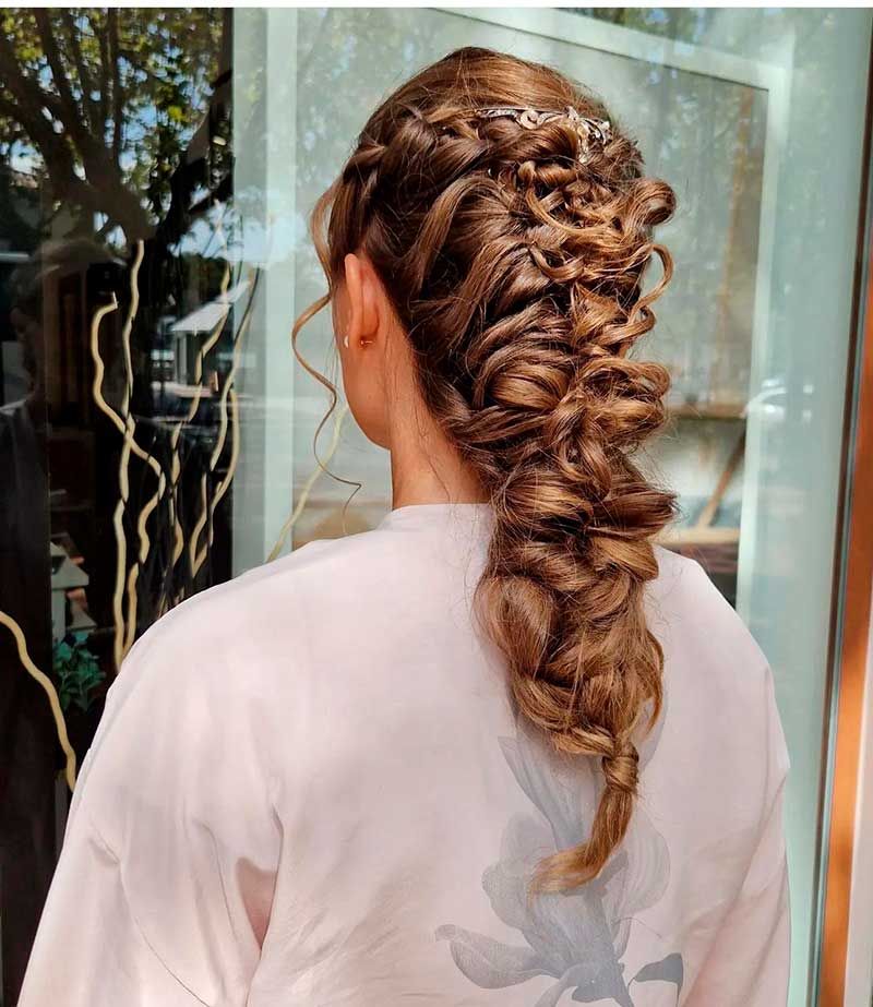 Recogido en trenza grande con pelo castaño