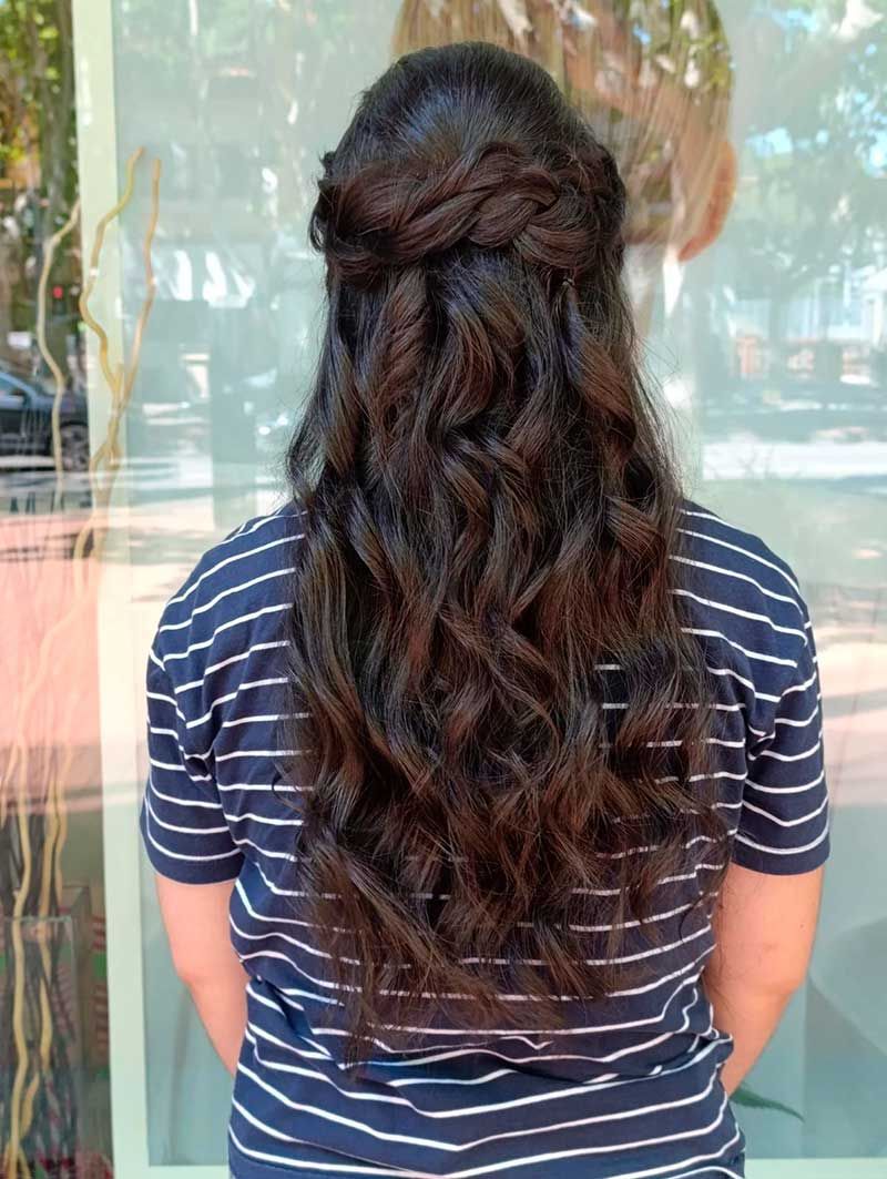 Pelo largo ondulado con recogido superior