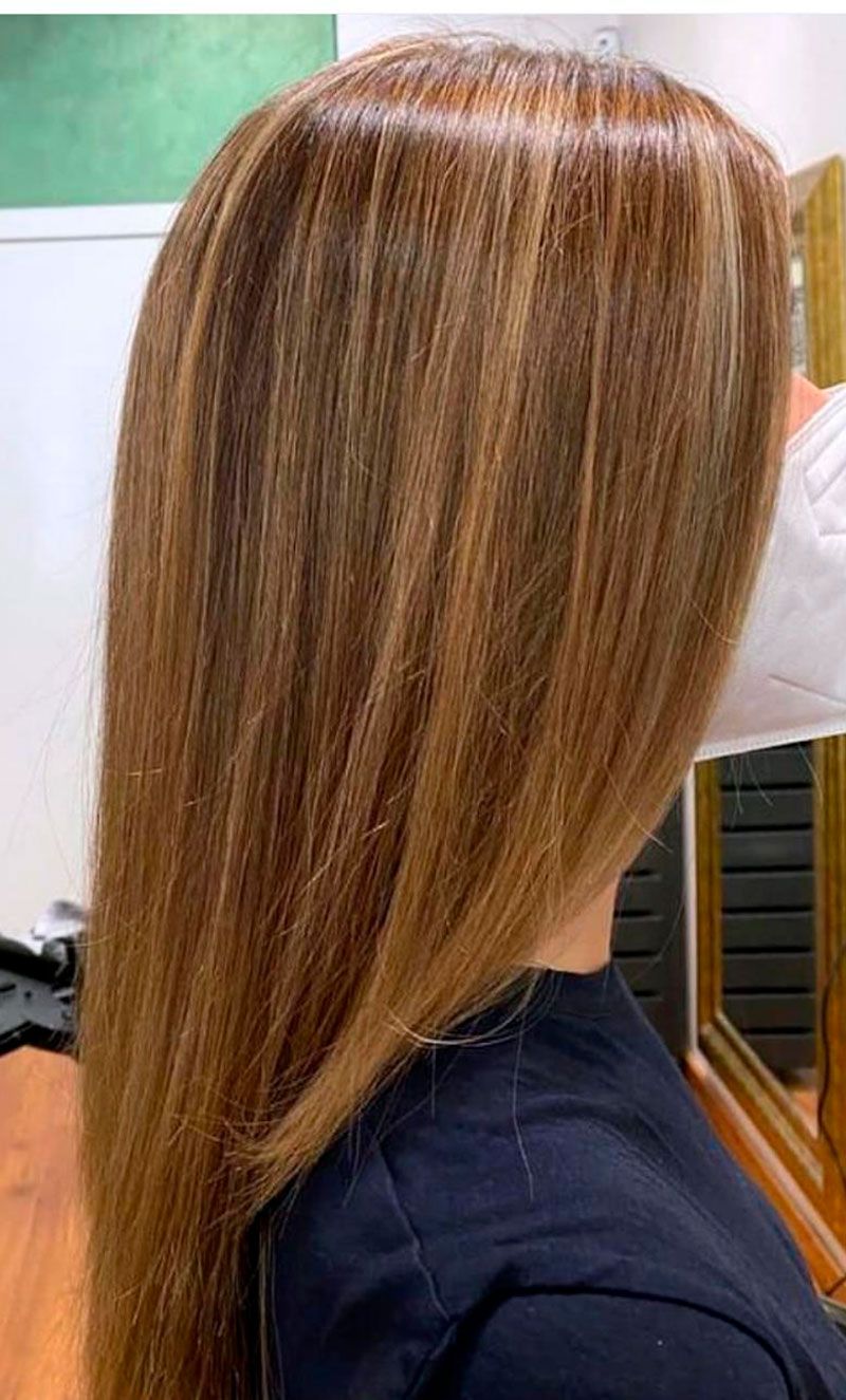 Peinado liso color castaño