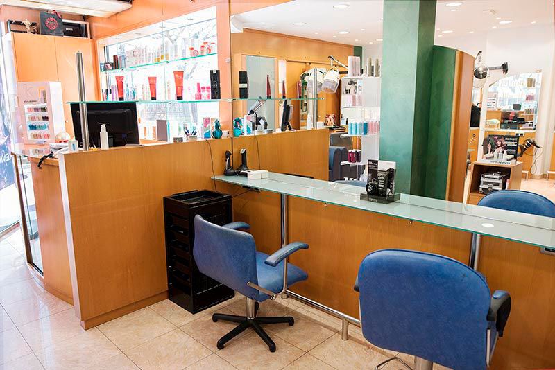 Salón de peluquería con espejos