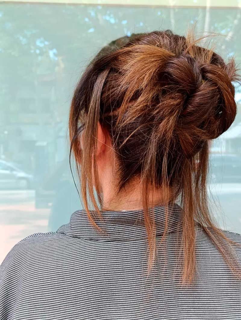 Cabello recogido en moño alto