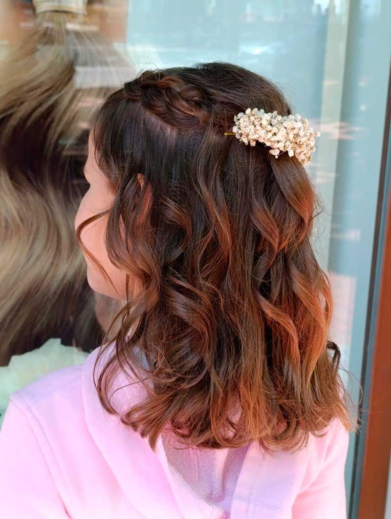 Pelo recogido en trenza lateral para niña
